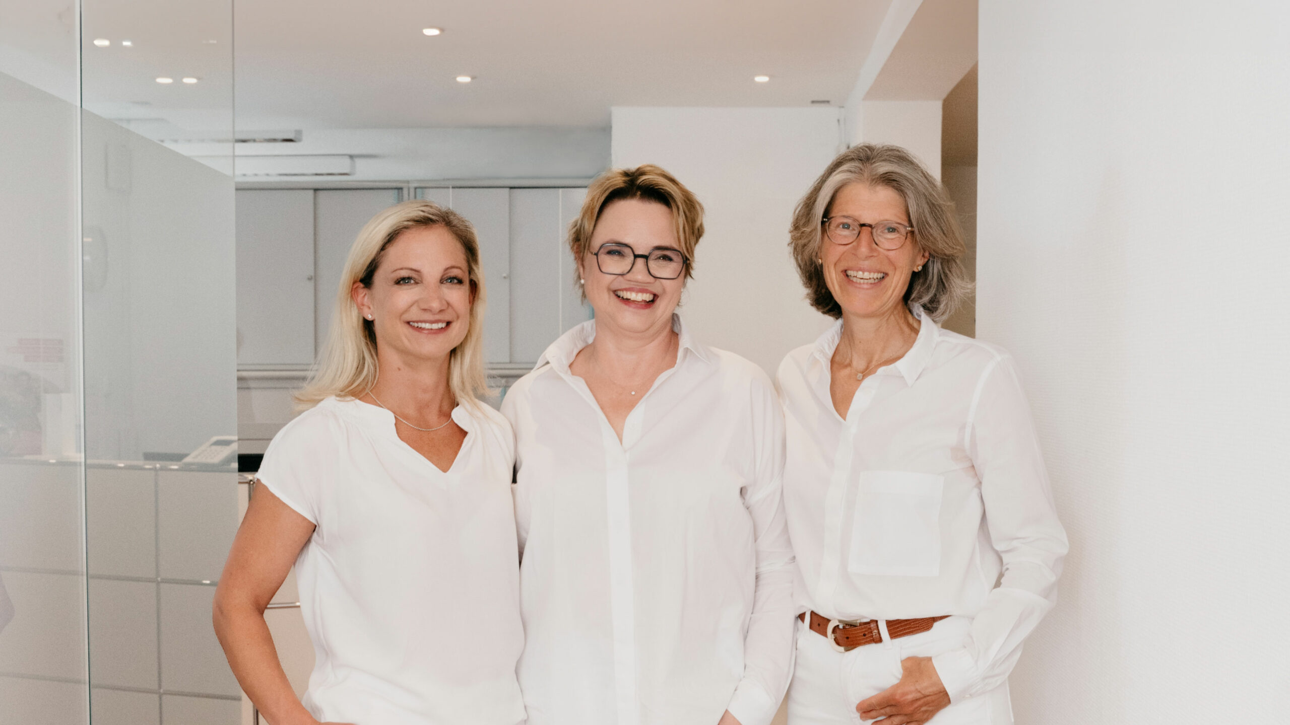Die drei Ärztinnen Diana Schröder-Hester, Alexandra Fredl-Platzer und Patricia Bergler aus der Frauenarztpraxis Altötting.